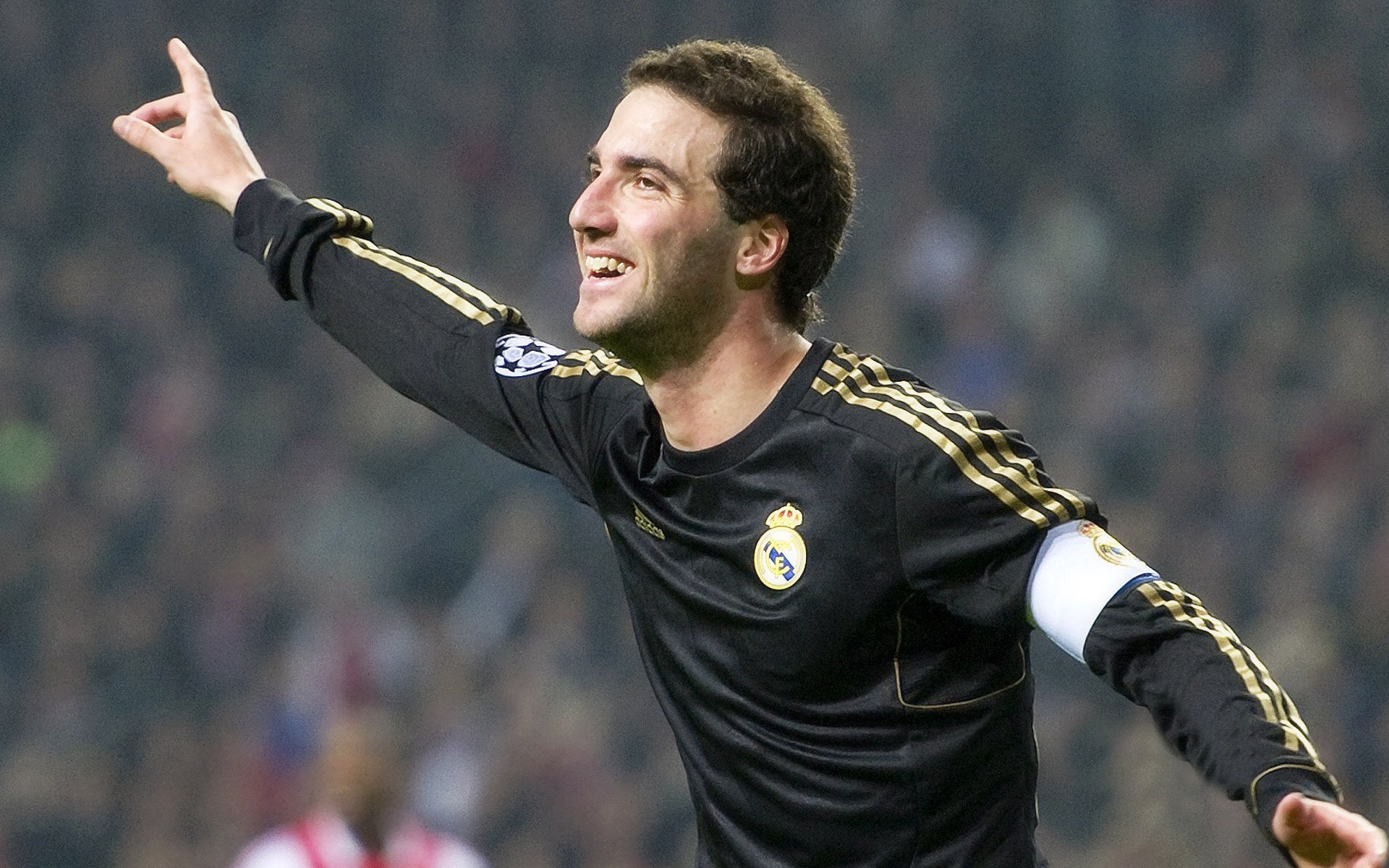 全黑队精准的传球和快速突破形成强烈的进攻威胁，全黑球衣什么意思